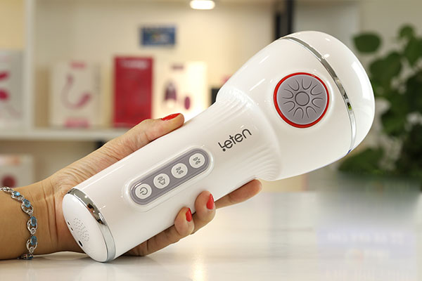 Âm đạo giả Leten Sucking V4 được thiết kế giống chiếc đèn pin cực ngầu